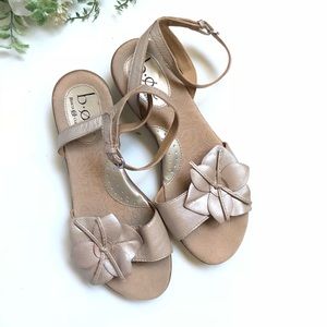 B.O.C. Born Concept SZ 8 Flower Sandals